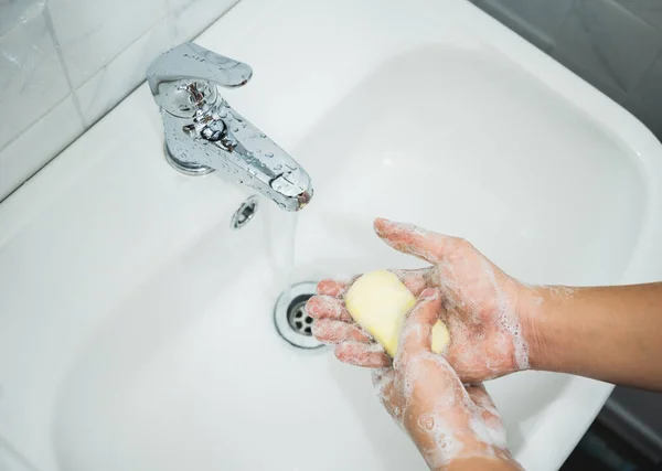 Sluiten Mannelijke Handen Wassen Handen Met Zeep Voor Preventie Van — Stockfoto