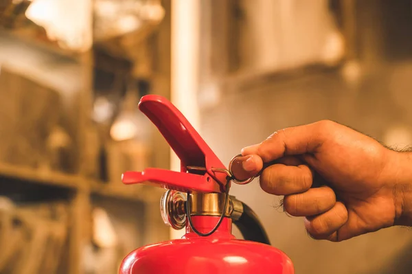 Tfaiyeci Yangın Söndürücüyü Kullanarak Yaklaş Çekme Pimi Yangın Söndürücü — Stok fotoğraf