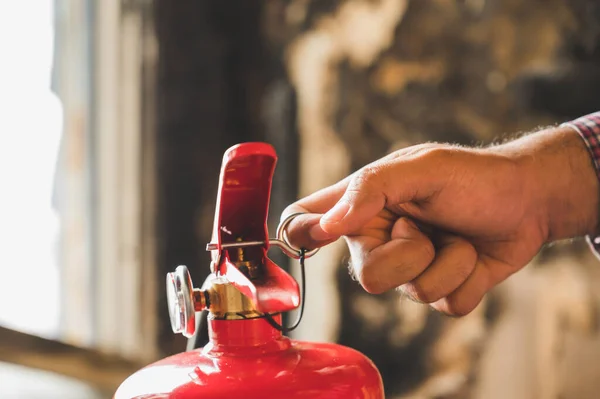 Cerca Bombero Mano Usando Extinguidor Incendios Luchando Pin Mano Del — Foto de Stock