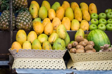 Tayland meyvesi: Mango, karpuz, elma, kivi, ananas