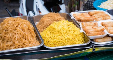 Tayland sokak yemekleri: pad Thai & bol kızarmış börek