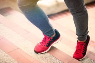 Merdivenlerde koşan adam