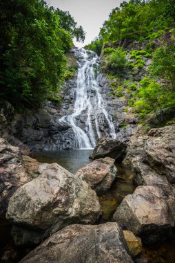 Nakhonnayok, Tayland 'daki Sarika Şelalesinde inanılmaz güzel şelaleler.