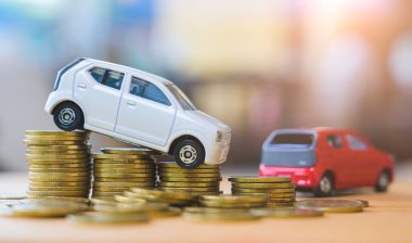 Bir araba dolusu para. Araba konsepti için para biriktiriyorum. Araba finansmanı, araba yeni konsept.