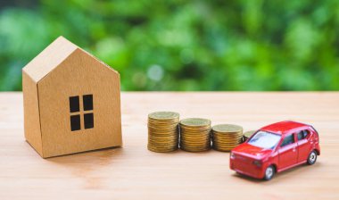 Bir araba dolusu para. Araba konsepti için para biriktiriyorum. Araba finansmanı, araba yeni konsept.