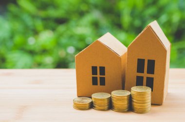 Para biriktirme kavramı. Ev al, bir yığın bozuk para..