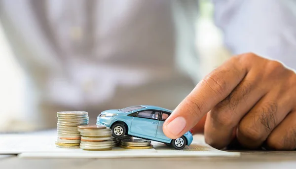 Para biriktirme kavramı. Araba, ev, bozuk para yığını.