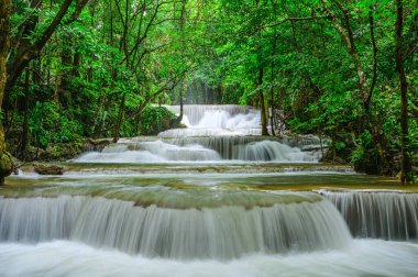 Huay Mae Khamin Şelaleleri Srinakarin Ulusal Parkı 'nda derin ormanlarda, Kanchanaburi, Tayland
