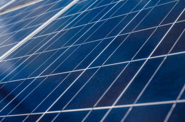 Enerjiyi güneş ışığından elektrik enerjisine dönüştürmek zorunda olan özel güneş pilleri. Çevre dostu temiz enerji.