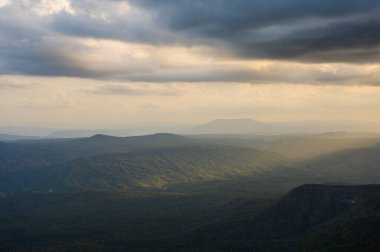 Loei Eyaleti 'nde gün batımı, Phu Kradueng Ulusal Parkı Tayland. Dağdan manzara görüntüsü.