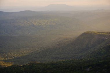 Loei Eyaleti 'nde gün batımı, Phu Kradueng Ulusal Parkı Tayland. Dağdan manzara görüntüsü.