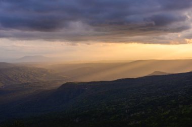 Loei Eyaleti 'nde gün batımı, Phu Kradueng Ulusal Parkı Tayland. Dağdan manzara görüntüsü.