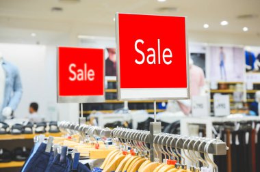 İndirimli modelleme elbise mağazasında reklam reklamı..