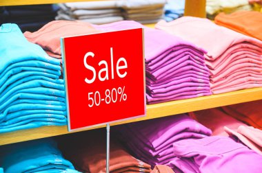 İndirimli modelleme elbise mağazasında reklam reklamı..