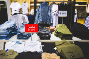 İndirimli modelleme elbise mağazasında reklam reklamı..