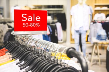 İndirimli modelleme elbise mağazasında reklam reklamı..