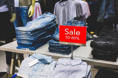 İndirimli modelleme elbise mağazasında reklam reklamı..