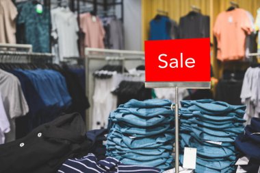 İndirimli modelleme elbise mağazasında reklam reklamı..