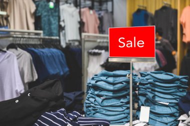 İndirimli modelleme elbise mağazasında reklam reklamı..