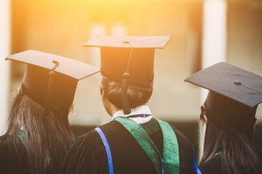 Mezuniyet töreni sırasında bir grup mezun. Üniversitede konsept eğitim tebrikleri.