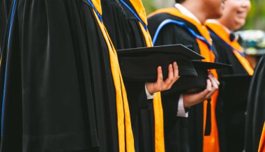 Mezuniyet törenini elinde şapkayla bitir. Üniversitede başarılı eğitim kavramı