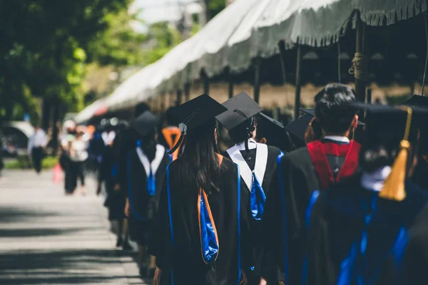 Visão Traseira Dos Graduados Participar Cerimônia Formatura Universidade Licenciatura Educação — Fotografia de Stock