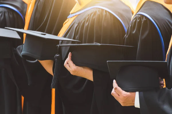 Cerrar Graduado Sosteniendo Sombrero Concepto Educación Para Éxito Uni —  Fotos de Stock