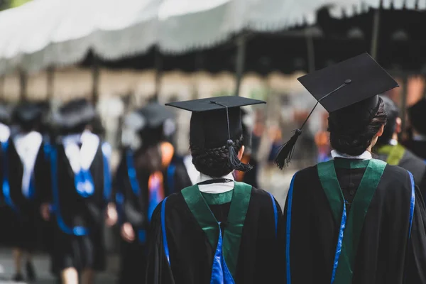 Tylny Widok Absolwentów Dołącz Ceremonii Ukończenia Studiów Uniwersytecie Ukończenie Studiów — Zdjęcie stockowe