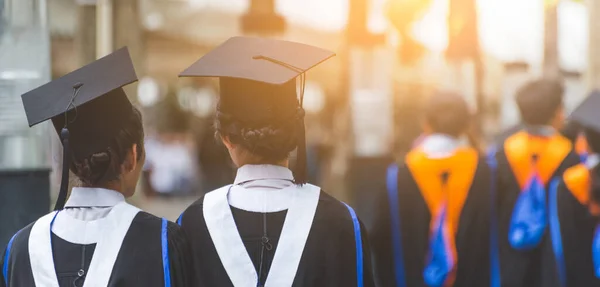 Achteraanzicht Van Afgestudeerden Sluit Aan Bij Afstudeerceremonie Aan Universiteit Onderwijs — Stockfoto