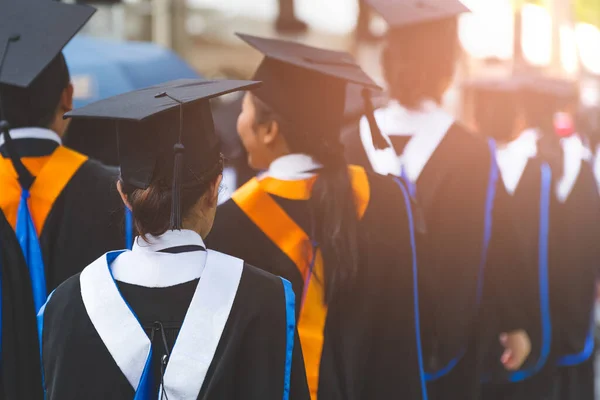 Tylny Widok Absolwentów Dołącz Ceremonii Ukończenia Studiów Uniwersytecie Ukończenie Studiów — Zdjęcie stockowe