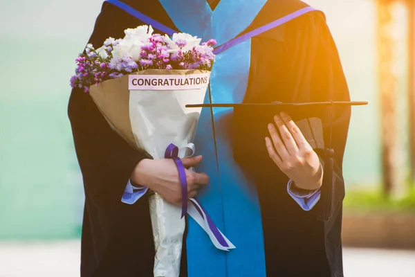 Εκπαιδευτική Θεματική Απόφοιτος Καπέλο Και Λουλούδια — Φωτογραφία Αρχείου