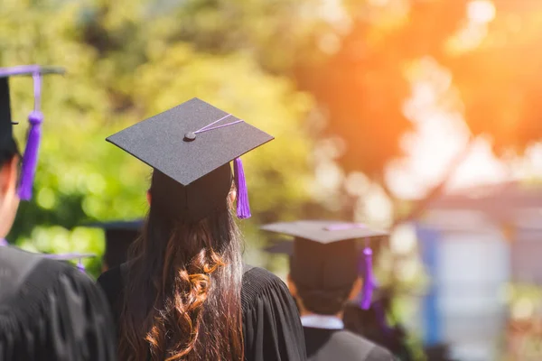 Hátsó Nézet Diplomások Csatlakoznak Diplomaosztó Ünnepségen Egyetemen Oktatási Diploma Egyetemi — Stock Fotó