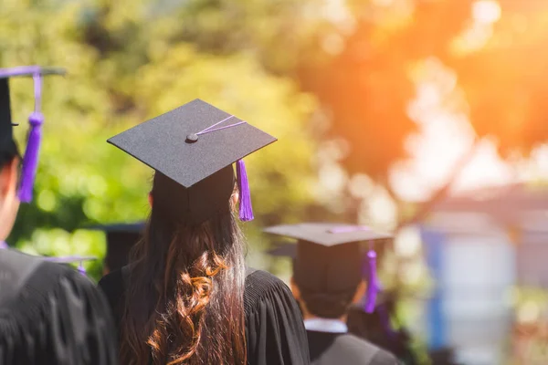 Tylny Widok Absolwentów Dołącz Ceremonii Ukończenia Studiów Uniwersytecie Ukończenie Studiów — Zdjęcie stockowe