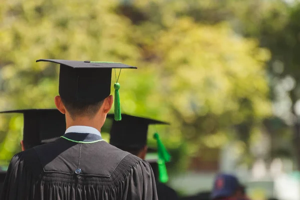 Tylny Widok Absolwentów Dołącz Ceremonii Ukończenia Studiów Uniwersytecie Ukończenie Studiów — Zdjęcie stockowe