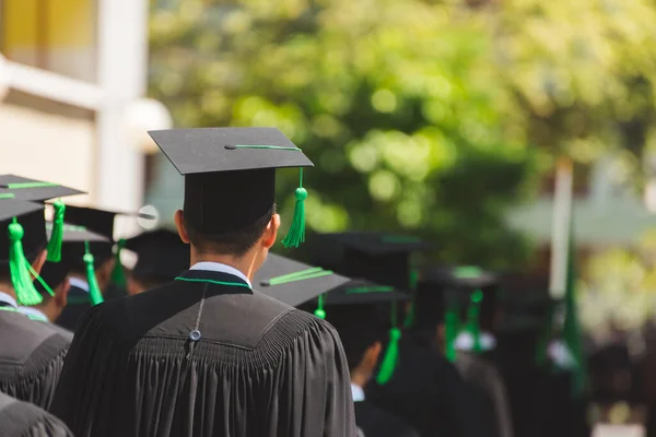 Tylny Widok Absolwentów Dołącz Ceremonii Ukończenia Studiów Uniwersytecie Ukończenie Studiów — Zdjęcie stockowe