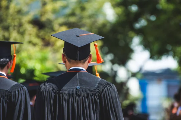 Πίσω Όψη Των Αποφοίτων Ενταχθούν Στην Τελετή Αποφοίτησης Στο Πανεπιστήμιο — Φωτογραφία Αρχείου