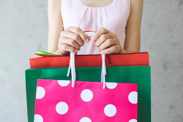 Mulher Bonita Segurando Saco Papel Para Comprar Roupas — Fotografia de Stock