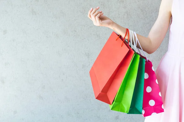 Mulher Bonita Segurando Saco Papel Para Comprar Roupas — Fotografia de Stock