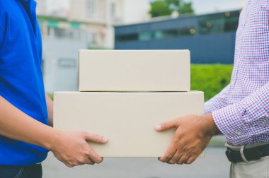 Teslimatçıdan gelen kutuları el ile teslim almak..