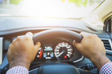 Ön tarafı kapatın, eller direksiyona geçsin. Araba sürme kavramı.