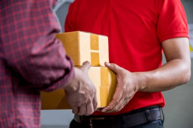 Teslimatçıdan gelen kutuları el ile teslim almak..