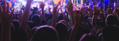 Müzik konserinin bulanık arkaplanı herhangi biri olabilir. Bir konsere katılan kalabalık.
