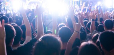 Müzik konserinin bulanık arkaplanı herhangi biri olabilir. Bir konsere katılan kalabalık.