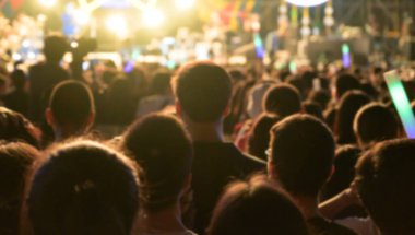 Müzik konserinin bulanık arkaplanı herhangi biri olabilir. Bir konsere katılan kalabalık.