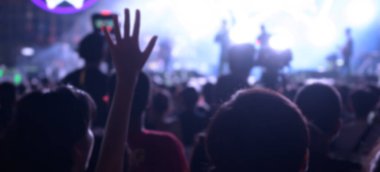 Müzik konserinin bulanık arkaplanı herhangi biri olabilir. Bir konsere katılan kalabalık.