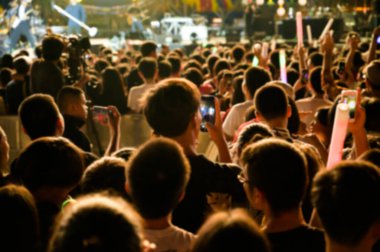 Müzik konserinin bulanık arkaplanı herhangi biri olabilir. Bir konsere katılan kalabalık.