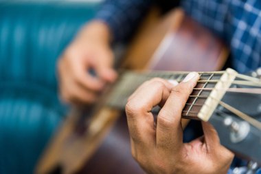 Gitar çalan genç adama yaklaş.
