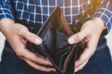 Boş cüzdan (para yok) ellerde