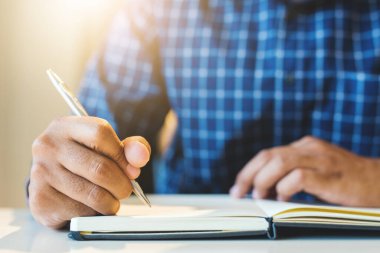 Yakın çekim adamı not defteri yazıyor.