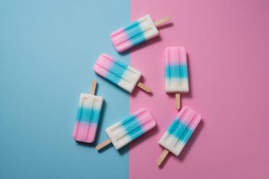 Şirin meyveli dondurma.